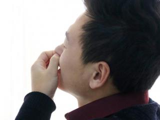 鼻毛太长怎么办（鼻毛太长直接用手揪掉）