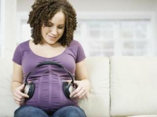 哺乳期能用化妆品吗（哺乳期的妈妈到底能不能化妆呢）