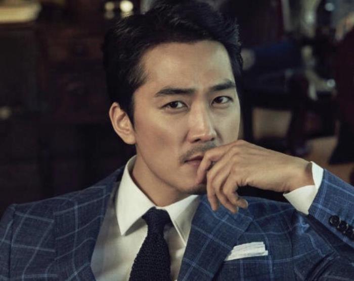 他被韩国媒体评价为最具魅力男演员,因《蓝色生死恋》在韩国人气高涨