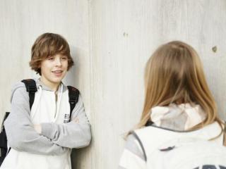 和男生话题聊天，怎么和喜欢的男生聊天