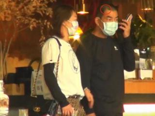 任贤齐老婆照片（任贤齐携丑妻逛闹市）