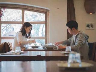 我的朋友和他的妻子（妻子和男闺蜜在家谈心）