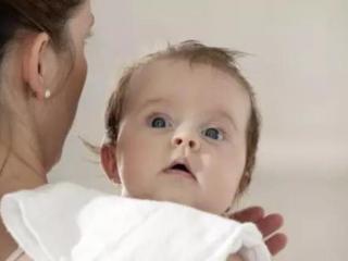 小孩子打嗝怎么办（宝宝打嗝看着都难受）