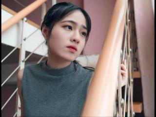 美女被绑在床头四角摸（霸道总裁当众对美女耍流氓）