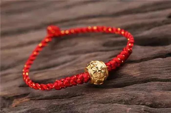 枕头下放红线正确图片枕头下放红绳有什么寓意