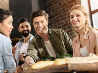 丈夫的朋友们（丈夫的朋友一再对我表示好感）