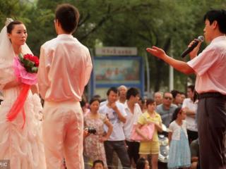 婚礼主持（婚礼主持人必备的技能）