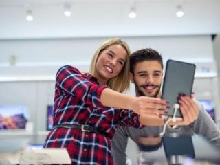 刚谈恋爱送女朋友什么礼物好（第一次送女友礼物送什么）