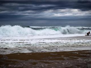 老公为了生活又要离开的说说（离开一个人心痛的说说）