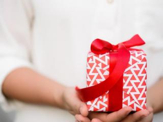 朋友圈怎么低调晒礼物，七夕节收到礼物怎么发朋友圈