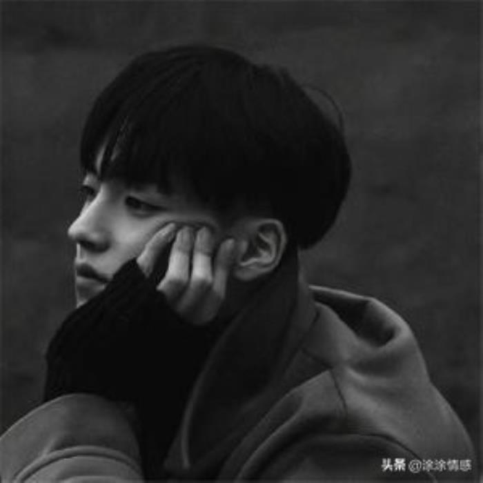 最近有个男生追求我,我和那男生走得也比较近,好几次一起吃饭都被他