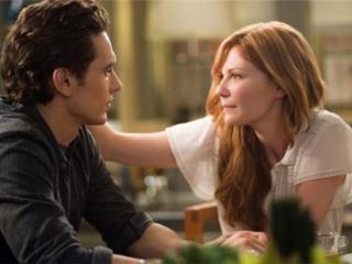 男女眼神对视心理分析（两个人对视感觉定住了）