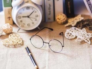 形容时间过得很快的优美句子（这些英文都可以表达时间过得飞快）