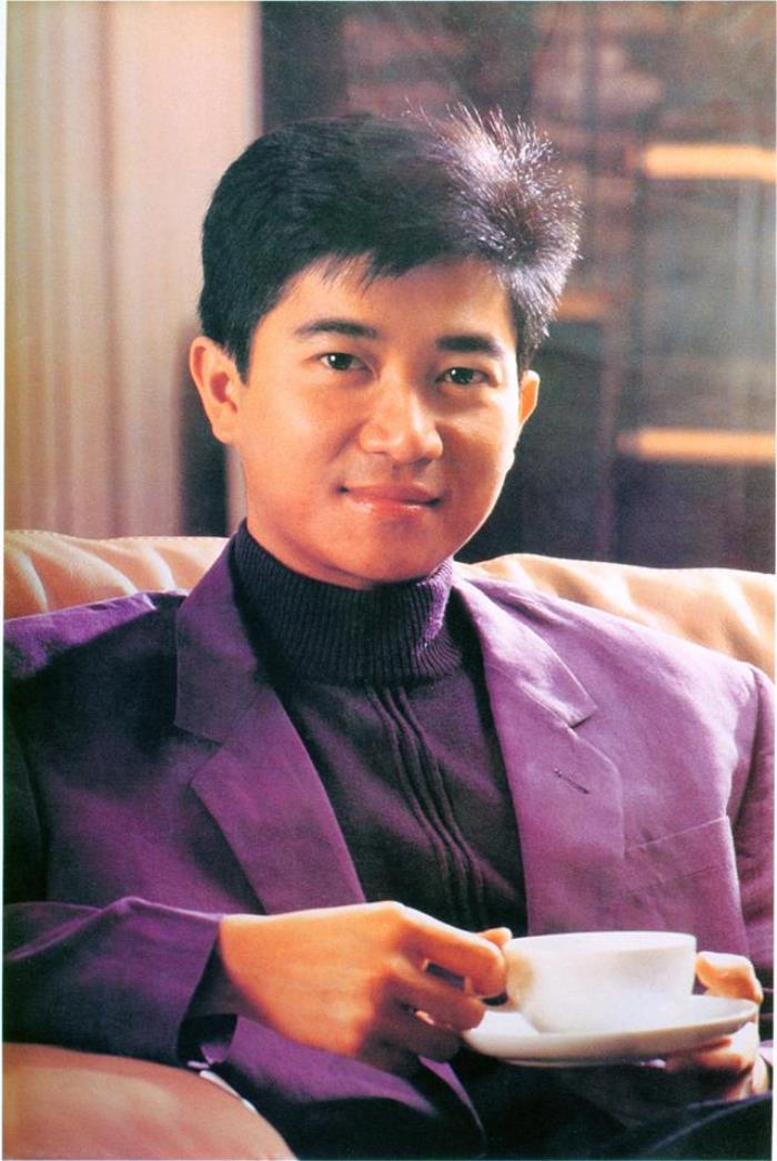 与尊龙相比,陈百强的命运更为悲惨,他的生命在35岁戛然而止. 在