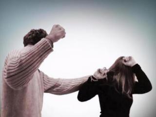 男朋友动手打我还能要吗，男友就频繁动手打我