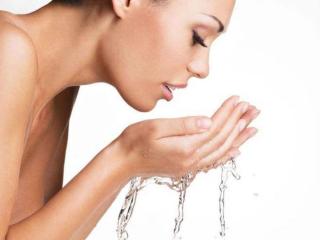 脸上起皮和白色碎屑（洗脸后脸上起白色皮屑是怎么回事）