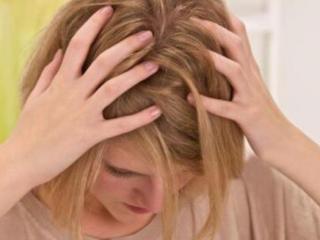 头发出油厉害怎么办（头发老爱出油怎么办）