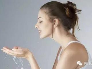 用什么洗脸会变白（用这些水洗脸竟然能够美白）