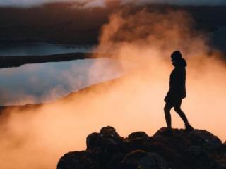 一个人喝酒的说说（独自一个人出门旅游的心情说说）