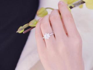 女生戴戒指的含义，你知道小小的戒指有大大的含义吗