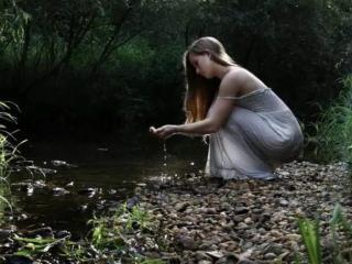 美女图片伤感唯美（西方女子伤感意境唯美写真）