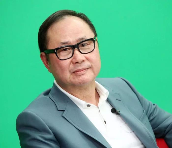 明星情感 > 文章详情不仅如此,他还是王家卫和刘镇伟的御用副导演,大