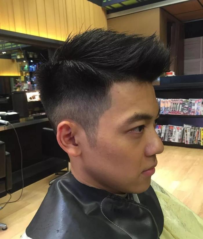 男士发质硬两边炸头发很硬两边又容易炸开