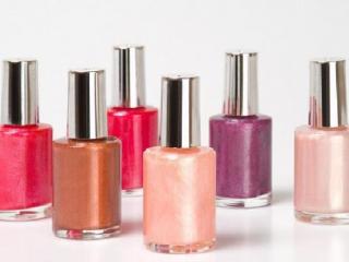 甲油胶弄到衣服上怎么洗掉（指甲油弄到衣服上怎么洗掉）