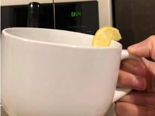 每天喝柠檬水的好处（每天早上喝一杯热柠檬水）