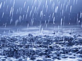 你回头看他刚好他也在看你，你回头他正在看着你