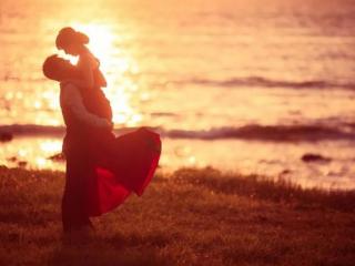 回头的瞬间他正看着我（年度最撩人的12个真爱瞬间）