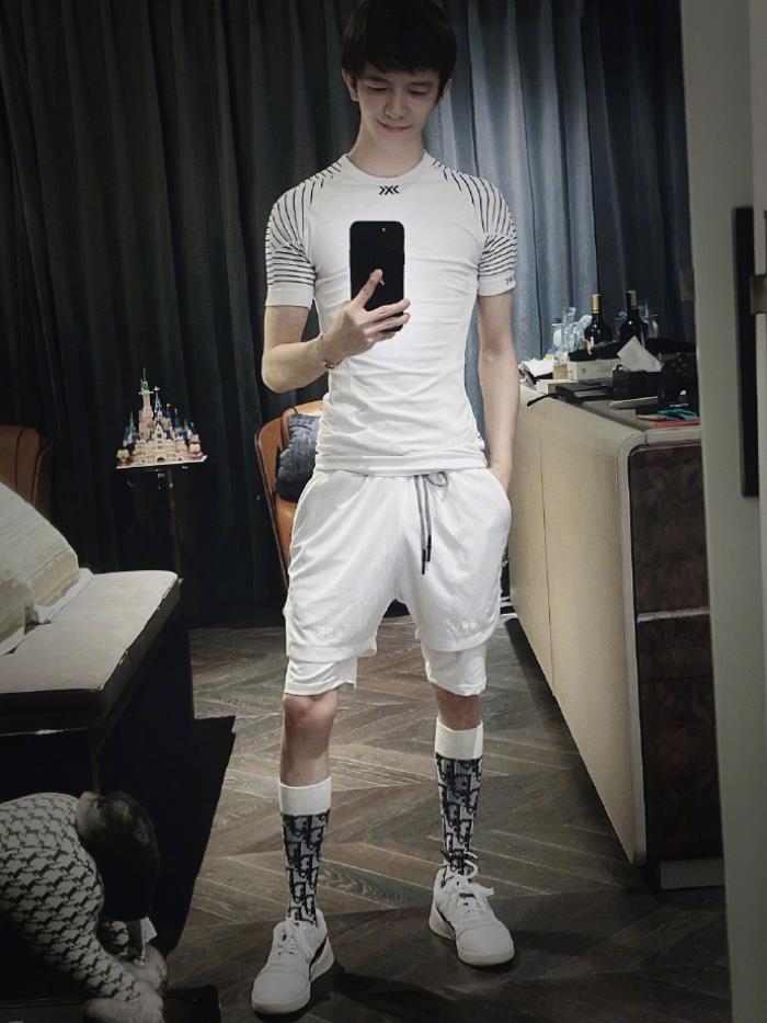 明星情感 > 文章详情从照片中可以看出,他身体很明显强壮了不少,穿了