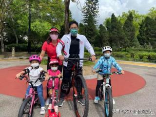 郭晶晶霍启刚最新消息（郭晶晶穿着朴素站角落）