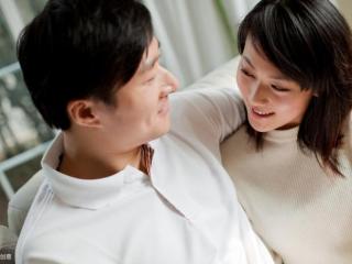 男人还和小三联系说明什么（为什么还偷偷和第三者联系）