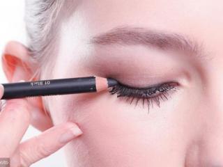 眼线笔好还是眼线液好（眼线笔和眼线液哪个更好用）