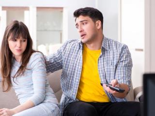 离婚不离家男人又找小三了（前夫出轨离婚不离家）