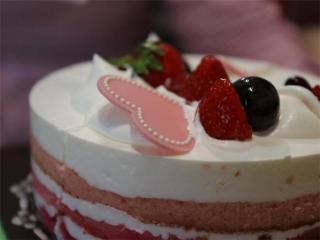 美女生日祝福语简短的，女朋友生日怎么发朋友圈