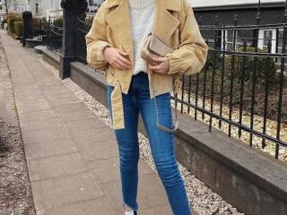 牛仔裤小脚裤（衣橱里最不可少的小脚牛仔裤）