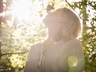 女孩爱上你的18个表现（说明她真的爱上你了）