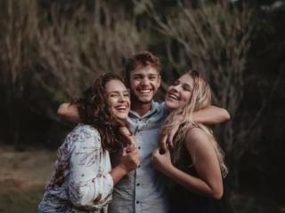 和异性朋友相互满足生理需求（和异性朋友睡一张床）