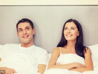 未婚男孩爱上已婚女人的表现（已婚女和未婚男的暧昧行为之我见）