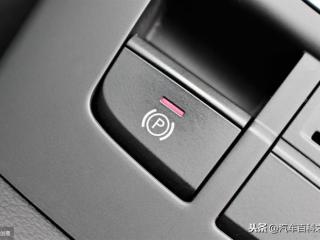 拉着手刹开车会有什么后果（拉着手刹行驶了两公里）