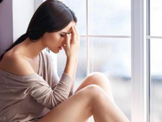 老公为了赚钱和其他女人暧昧（老公却和其他女人玩暧昧）