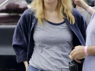 詹妮佛劳伦斯（30岁詹妮弗劳伦斯现身片场）