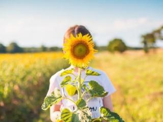 老公关心别的女人正常吗（男人经常关心别的女人）
