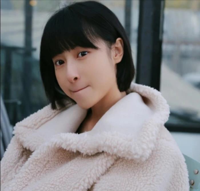 长相清纯甜美.在娱乐圈艾佳妮的名字并不响亮,大多数观众也不认识她.