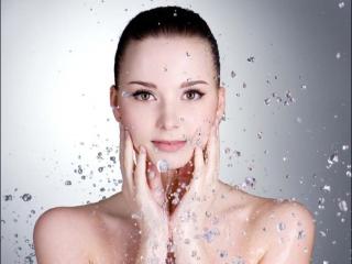 眼霜是在护肤哪个步骤用，女人涂眼霜的正确顺序是什么