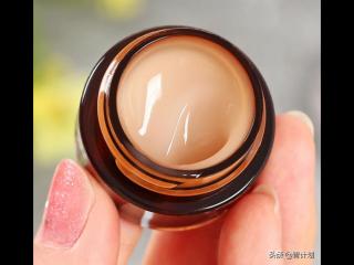 眼霜是干嘛用的（眼霜到底有什么功效）