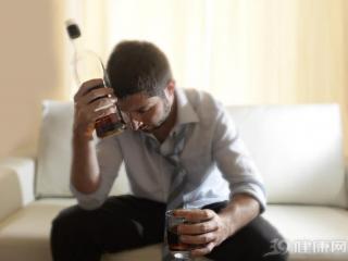 怎么喝酒不醉的小技巧（5个技巧让你少喝醉）