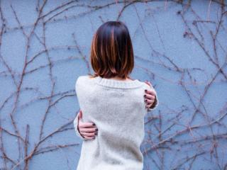 男人主动抱你说明什么（男生主动拥抱一个女生）